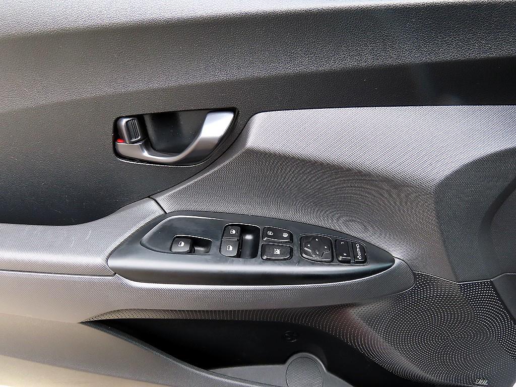 Hyundai Veloster — photo 10