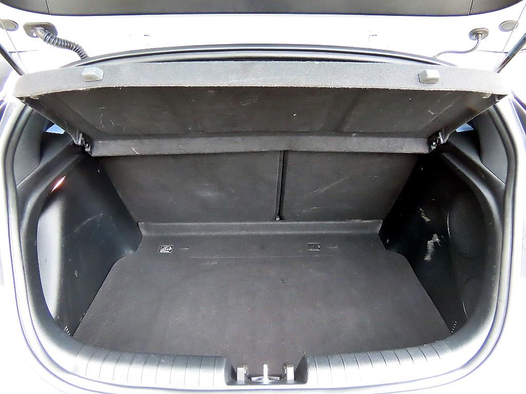 Hyundai Veloster — photo 17