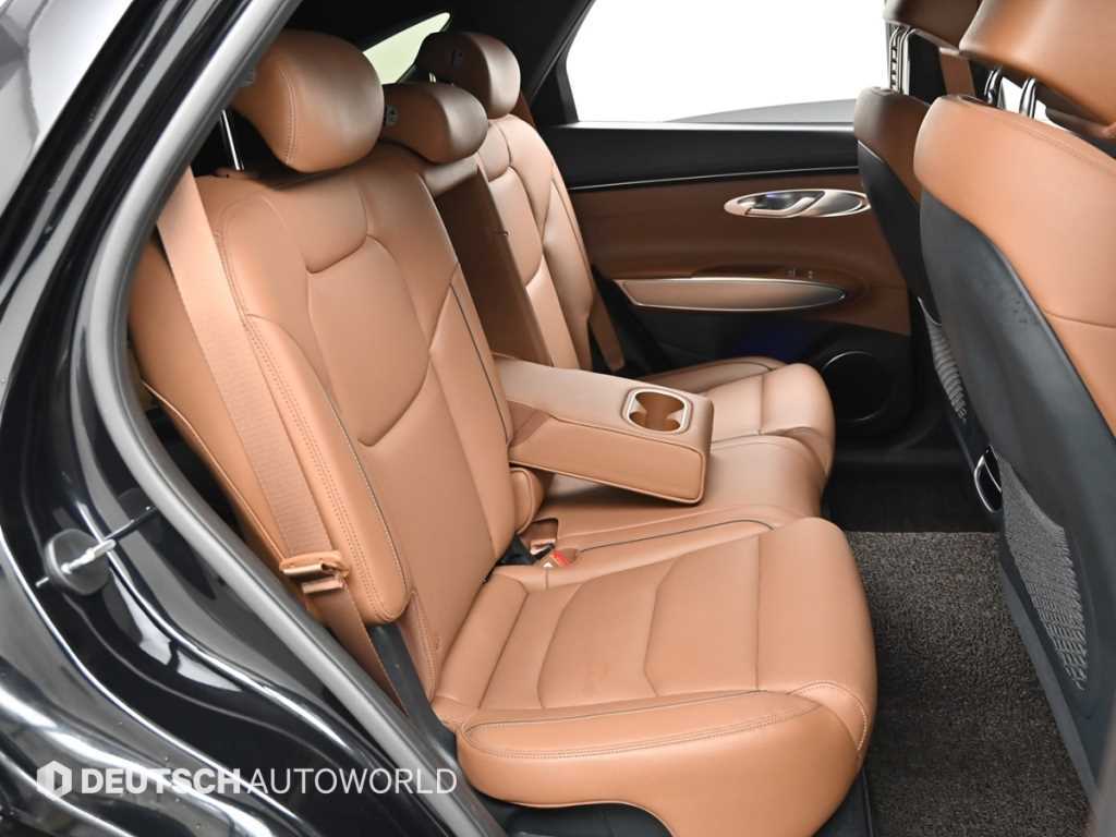 Genesis GV70 — photo 12