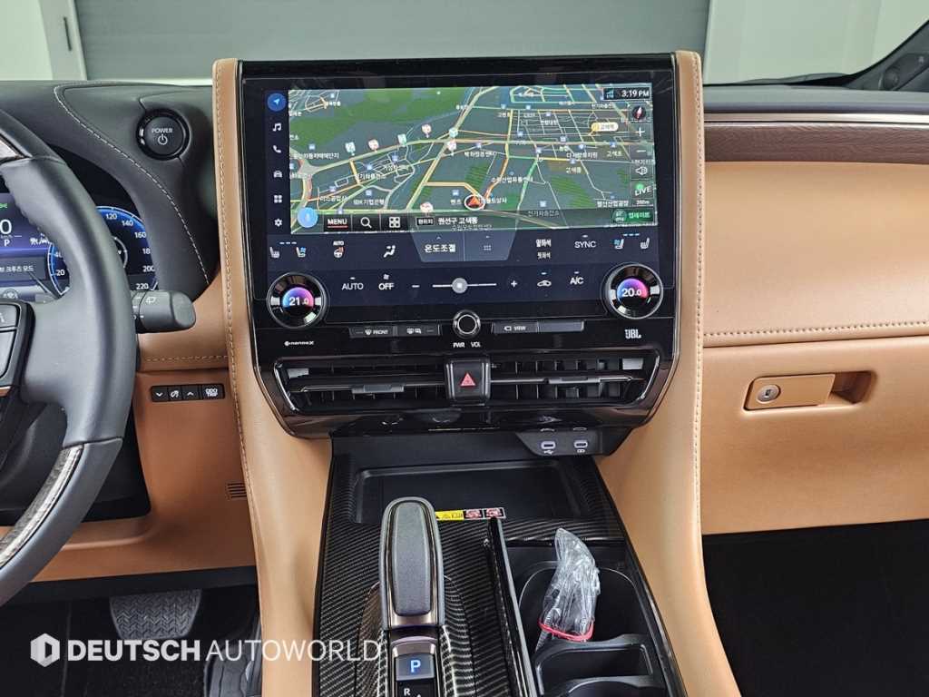 Toyota Alphard — photo 16