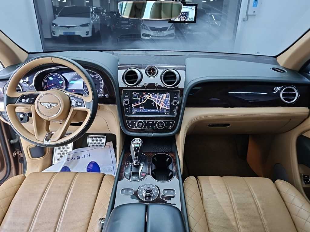 Bentley Bentayga — photo 07