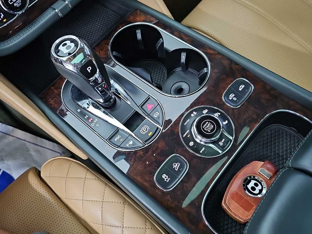 Bentley Bentayga — photo 08