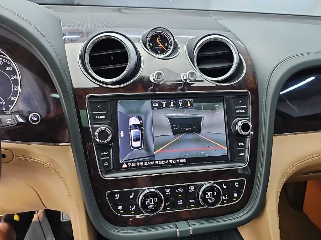 Bentley Bentayga — photo 10