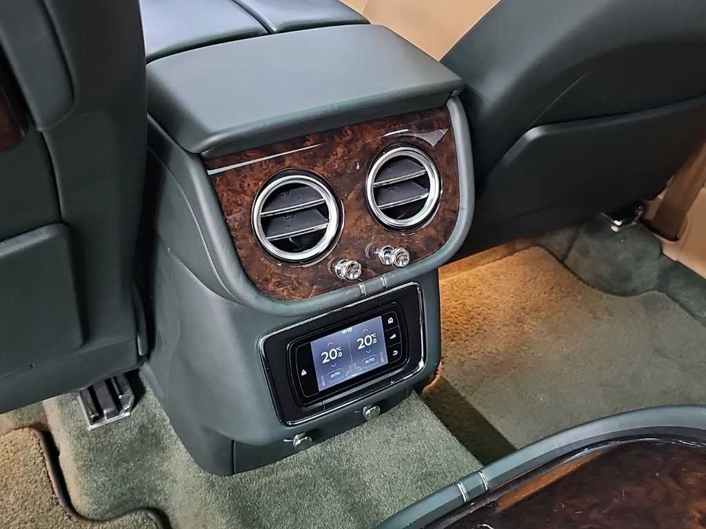 Bentley Bentayga — photo 13