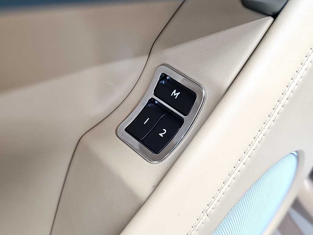 Bentley Bentayga — photo 14