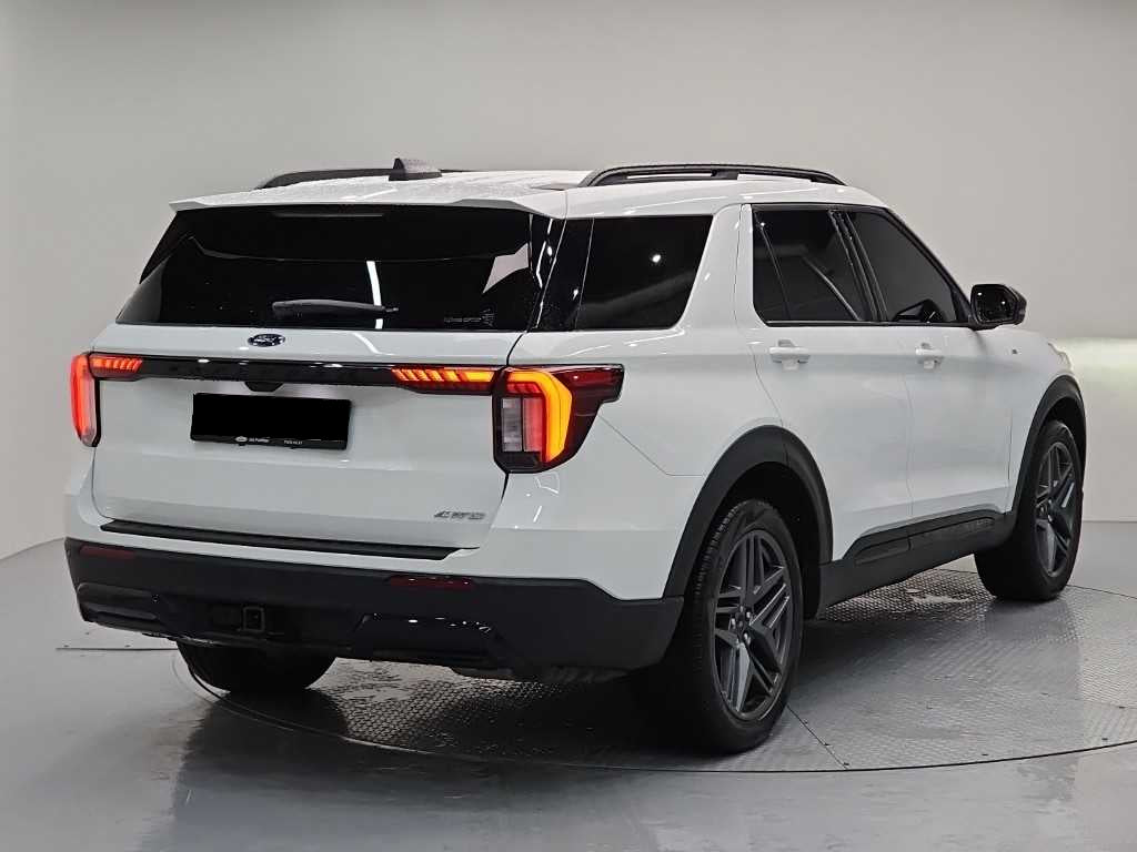 Ford Explorer — photo 04