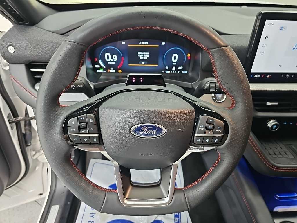 Ford Explorer — photo 09