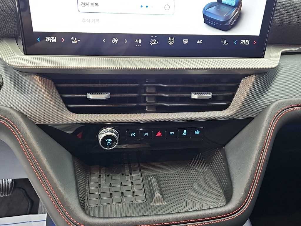 Ford Explorer — photo 10