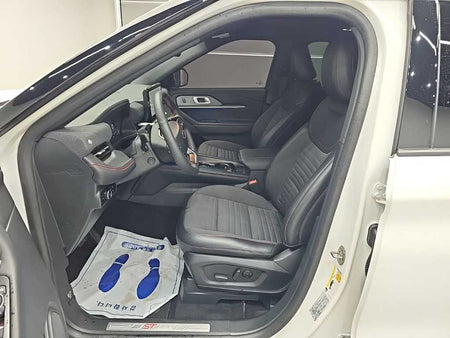 Ford Explorer — photo 11