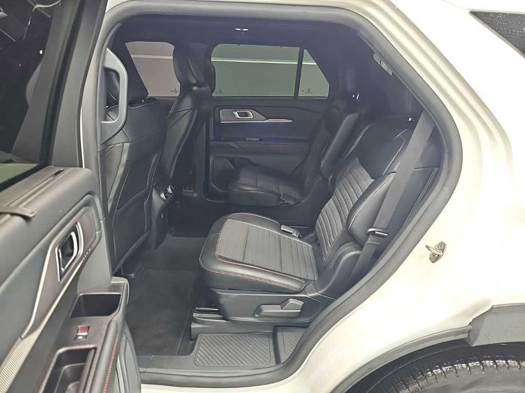 Ford Explorer — photo 12