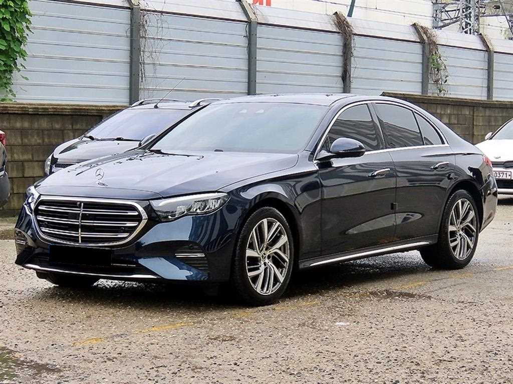 Mercedes-Benz E-Class — photo 01