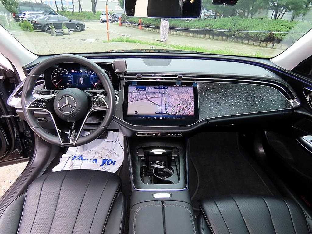 Mercedes-Benz E-Class — photo 07