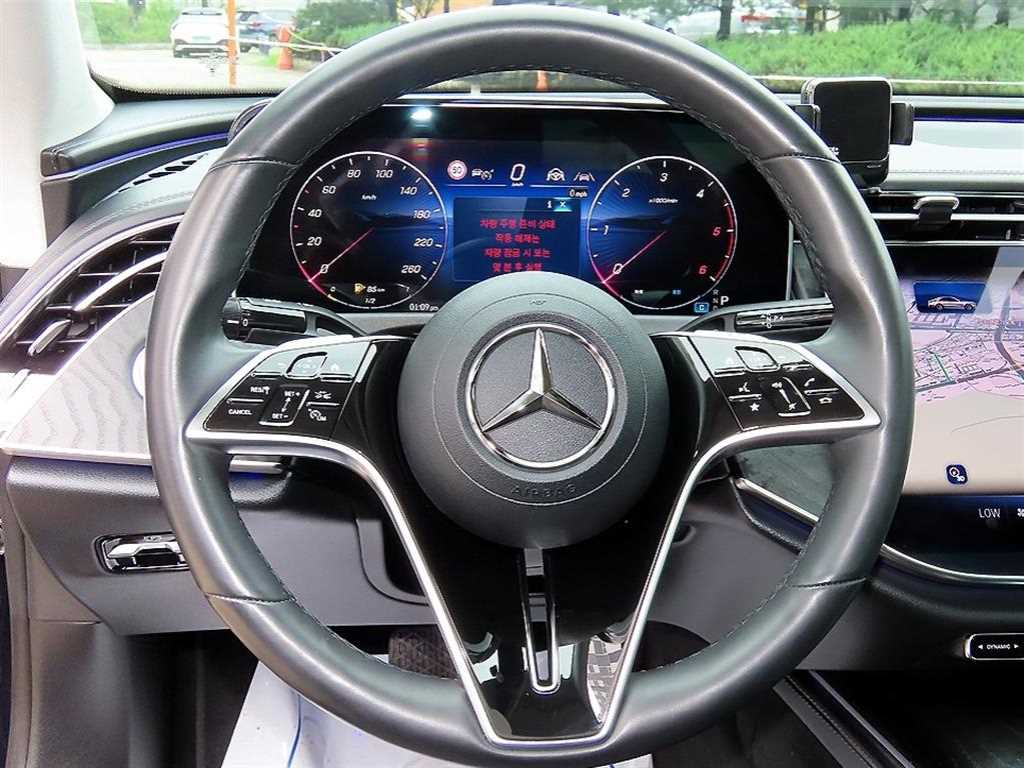 Mercedes-Benz E-Class — photo 08