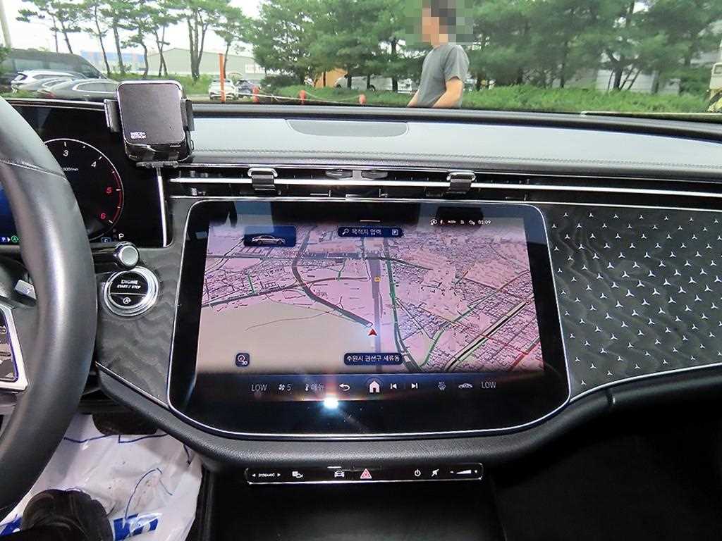 Mercedes-Benz E-Class — photo 12