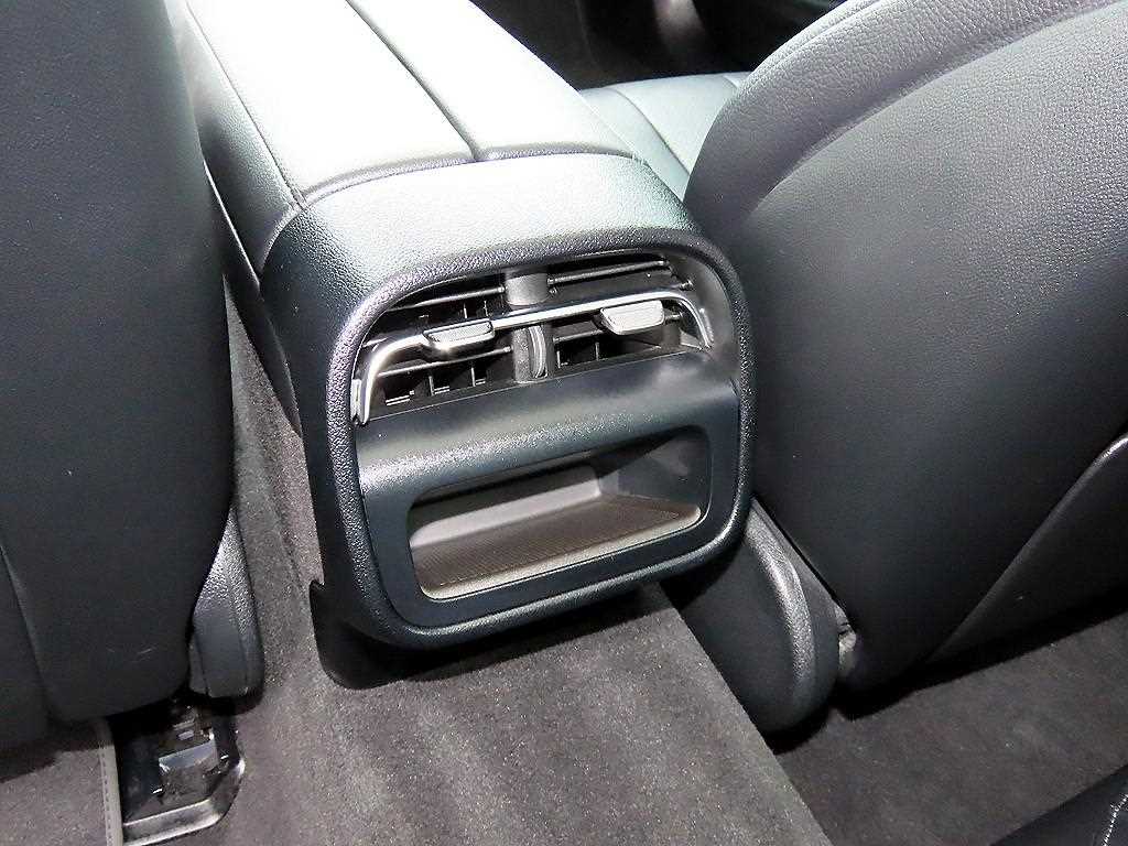 Mercedes-Benz E-Class — photo 16