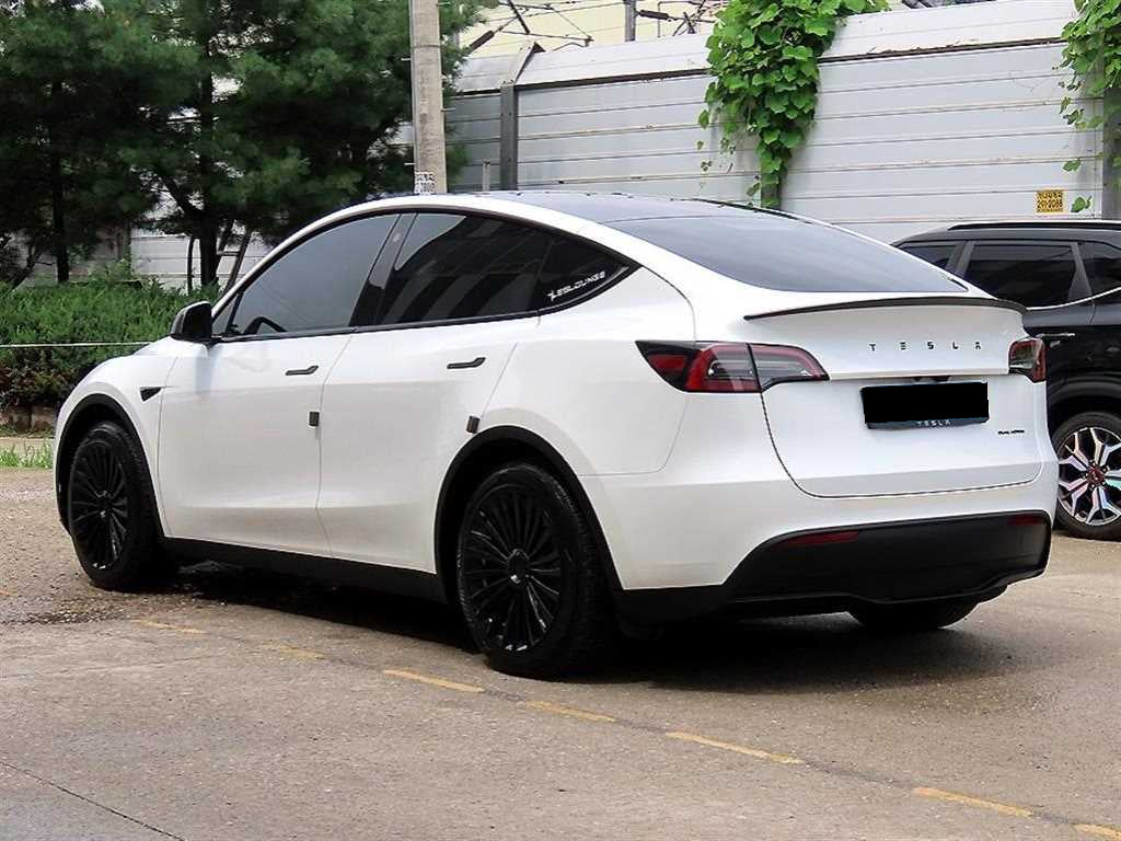 Tesla Model Y — photo 03