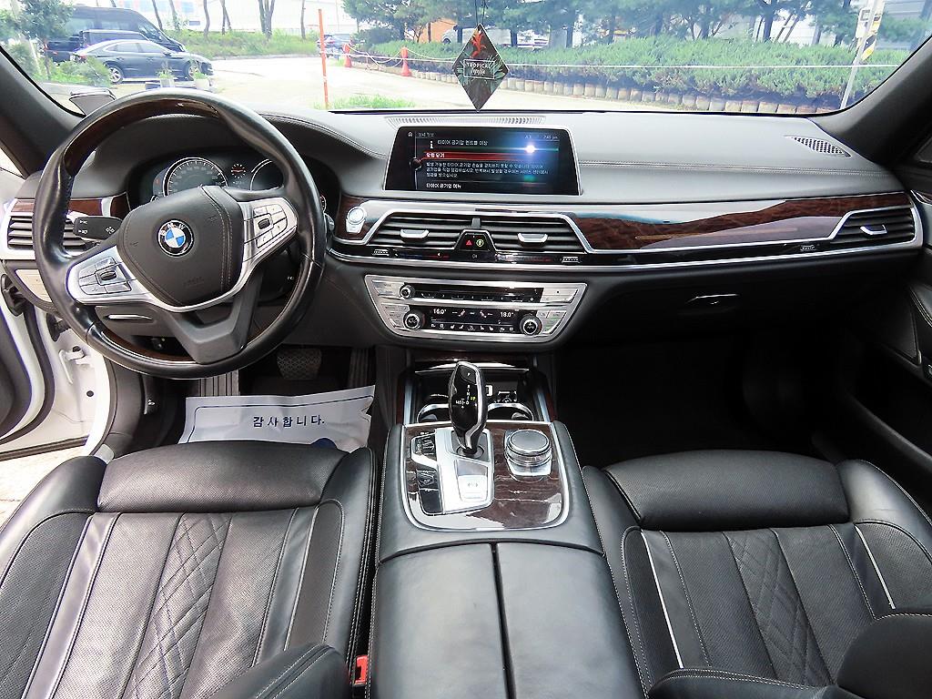 BMW 7-Series — photo 07