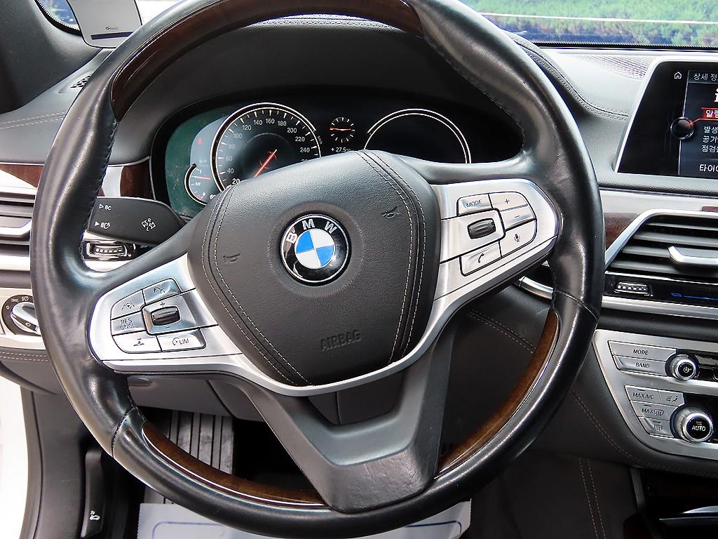 BMW 7-Series — photo 08