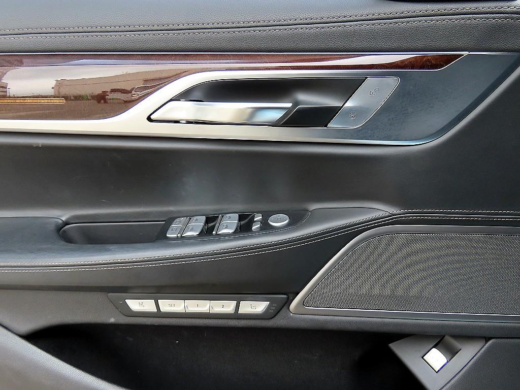 BMW 7-Series — photo 12
