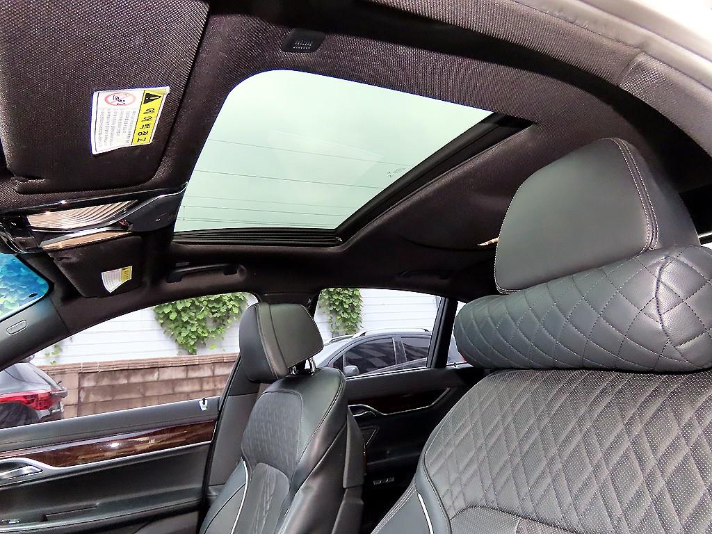 BMW 7-Series — photo 16