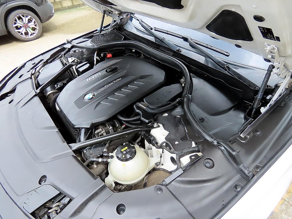 BMW 7-Series — photo 19
