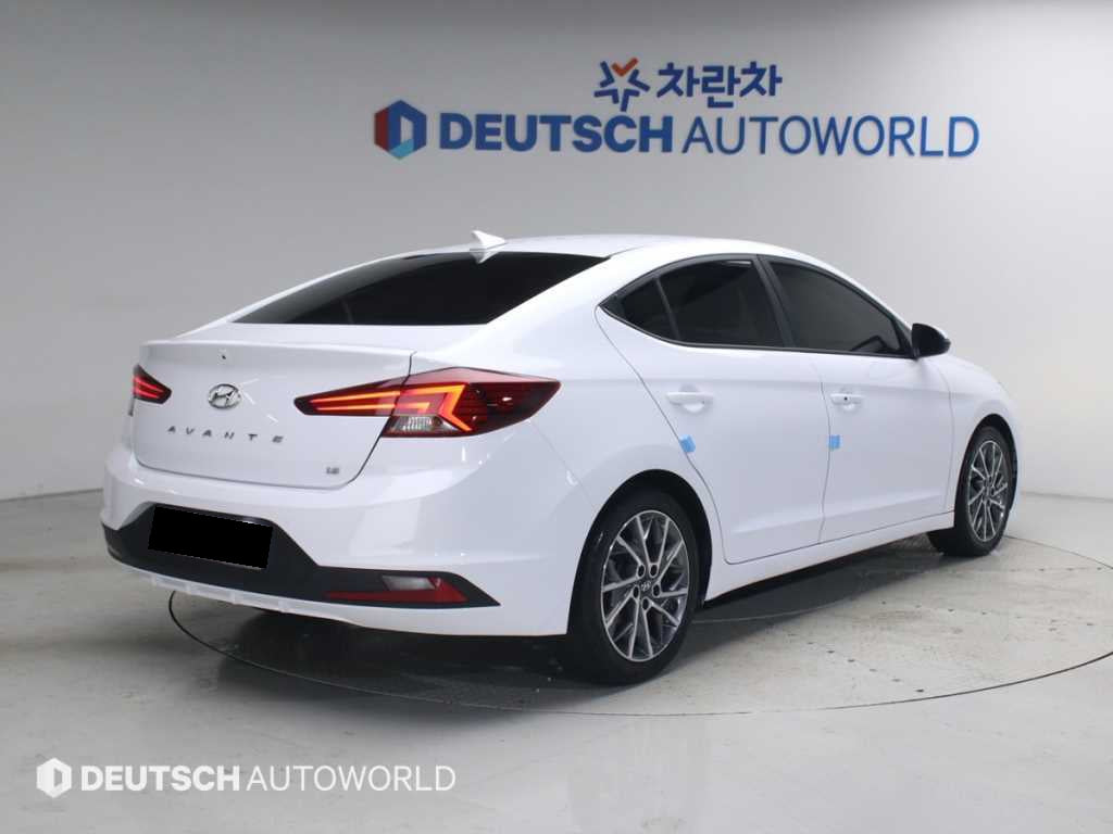 Hyundai Avante — photo 02