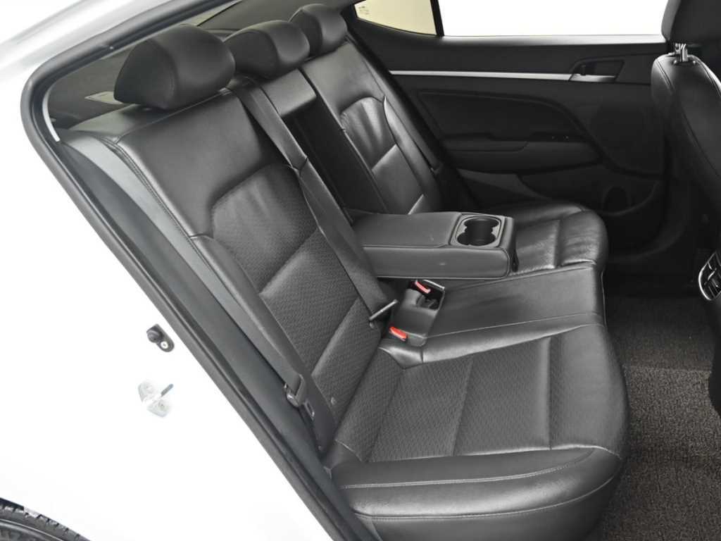 Hyundai Avante — photo 12