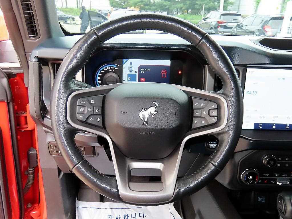 Ford Bronco — photo 08