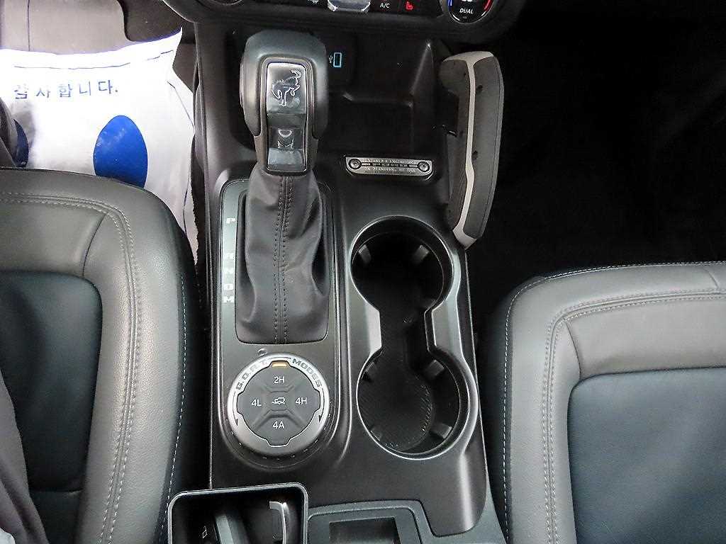 Ford Bronco — photo 10
