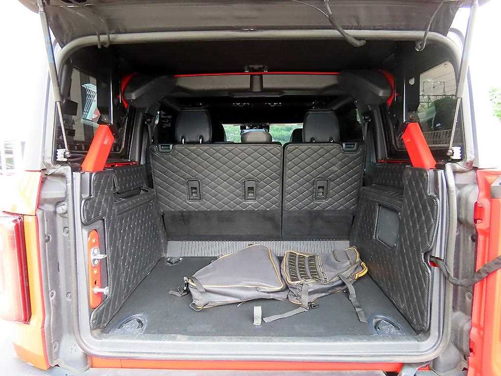 Ford Bronco — photo 17