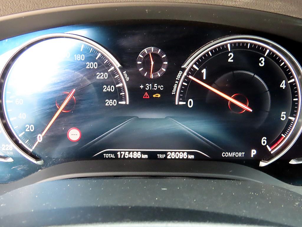 BMW 5-Series — photo 09