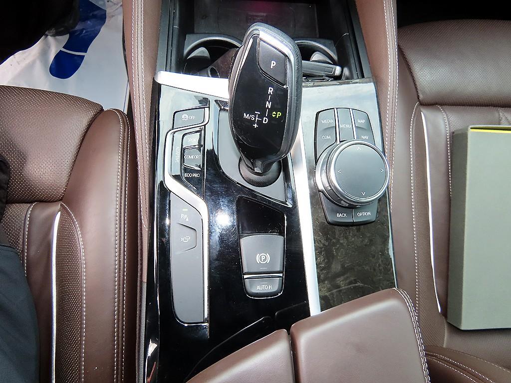 BMW 5-Series — photo 11