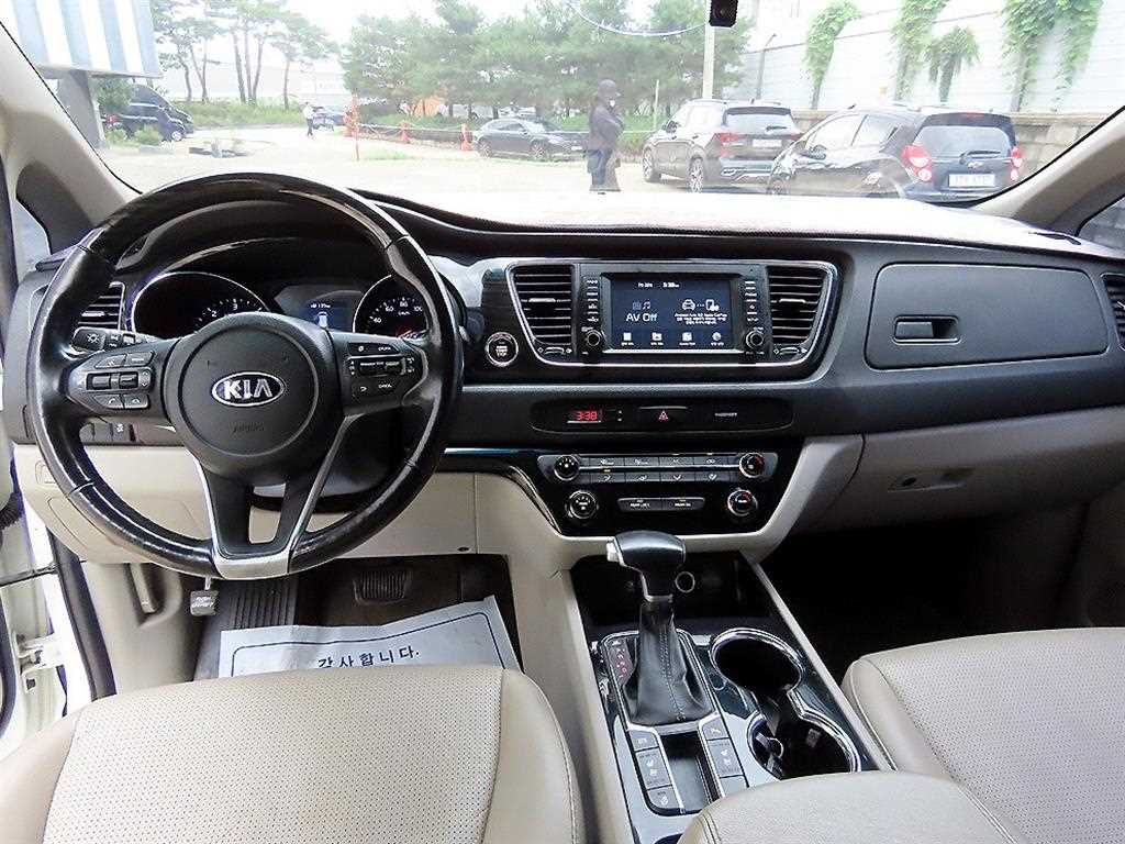 Kia Carnival — photo 08