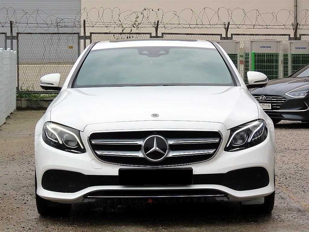 Mercedes-Benz E-Class — photo 01
