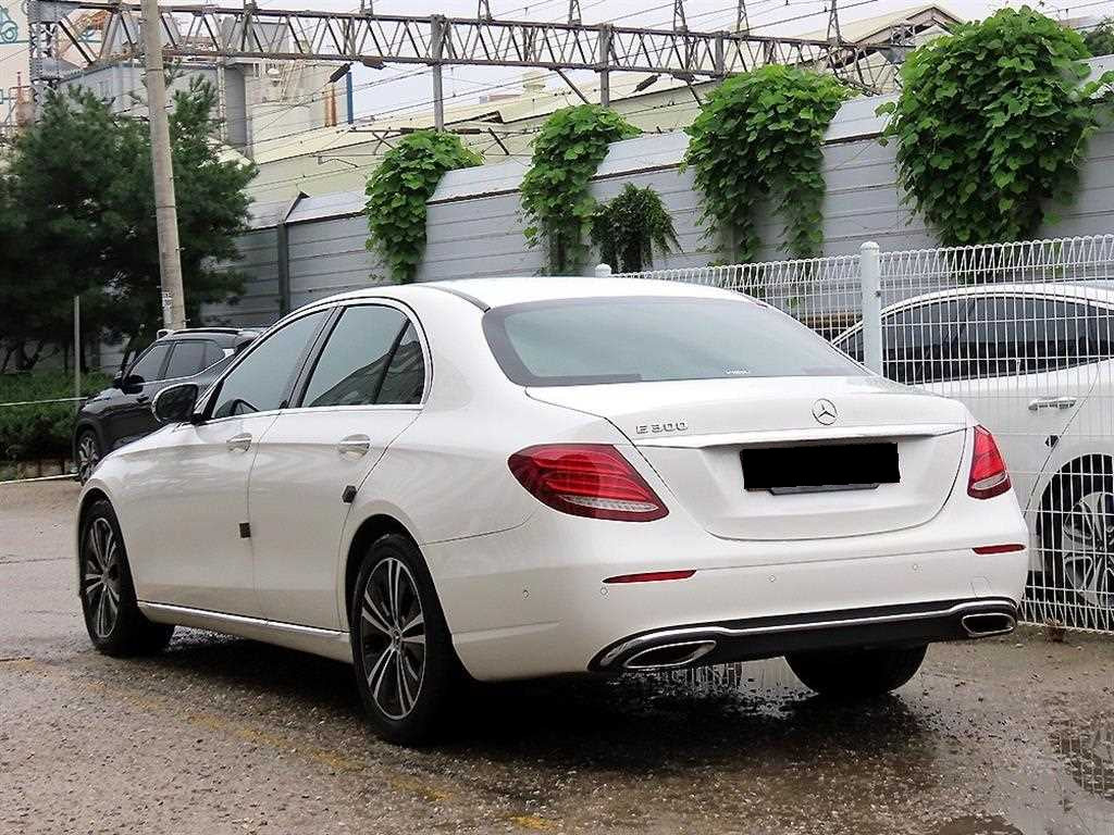 Mercedes-Benz E-Class — photo 03
