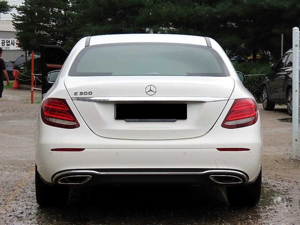 Mercedes-Benz E-Class — photo 04