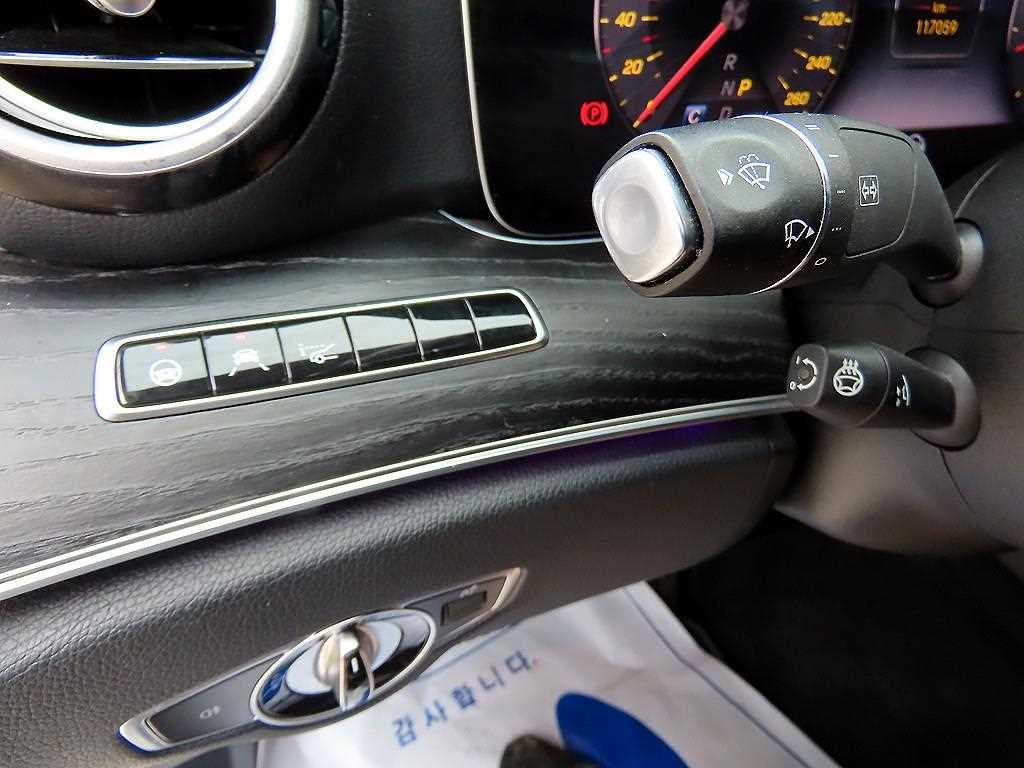 Mercedes-Benz E-Class — photo 12