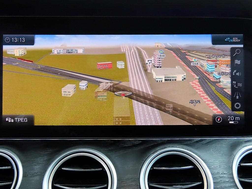 Mercedes-Benz E-Class — photo 14