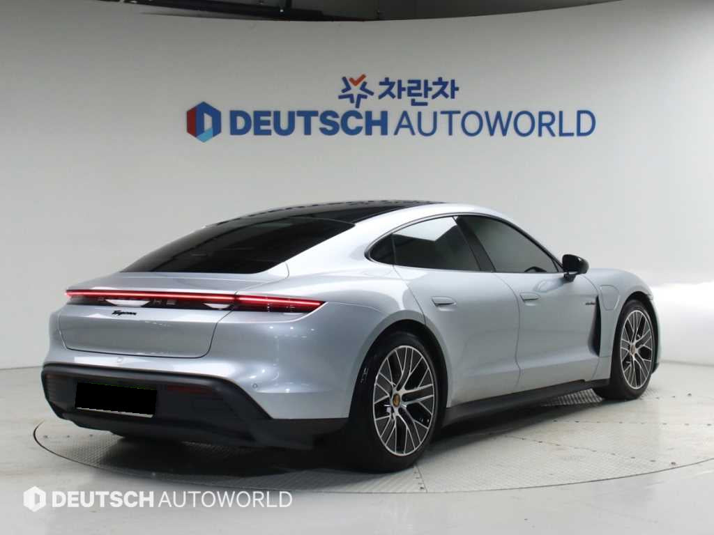 Porsche Taycan — photo 02