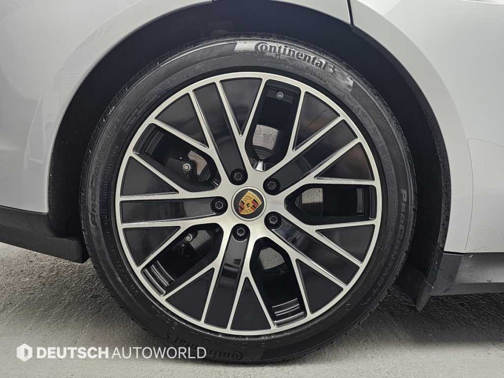 Porsche Taycan — photo 05