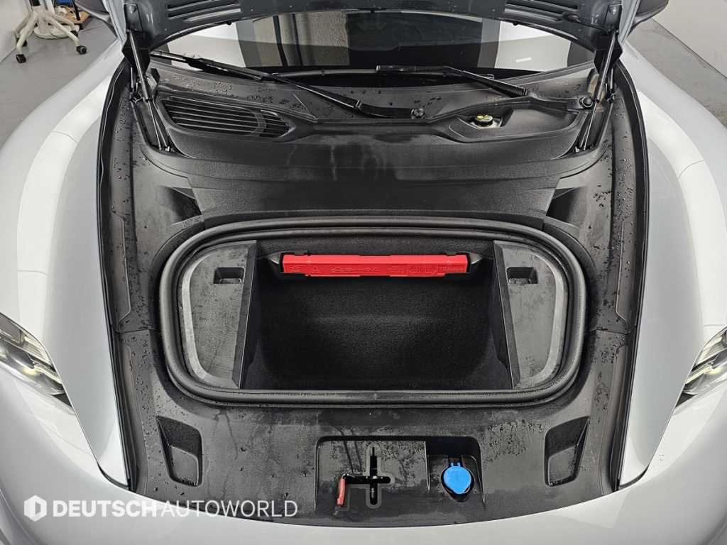 Porsche Taycan — photo 06