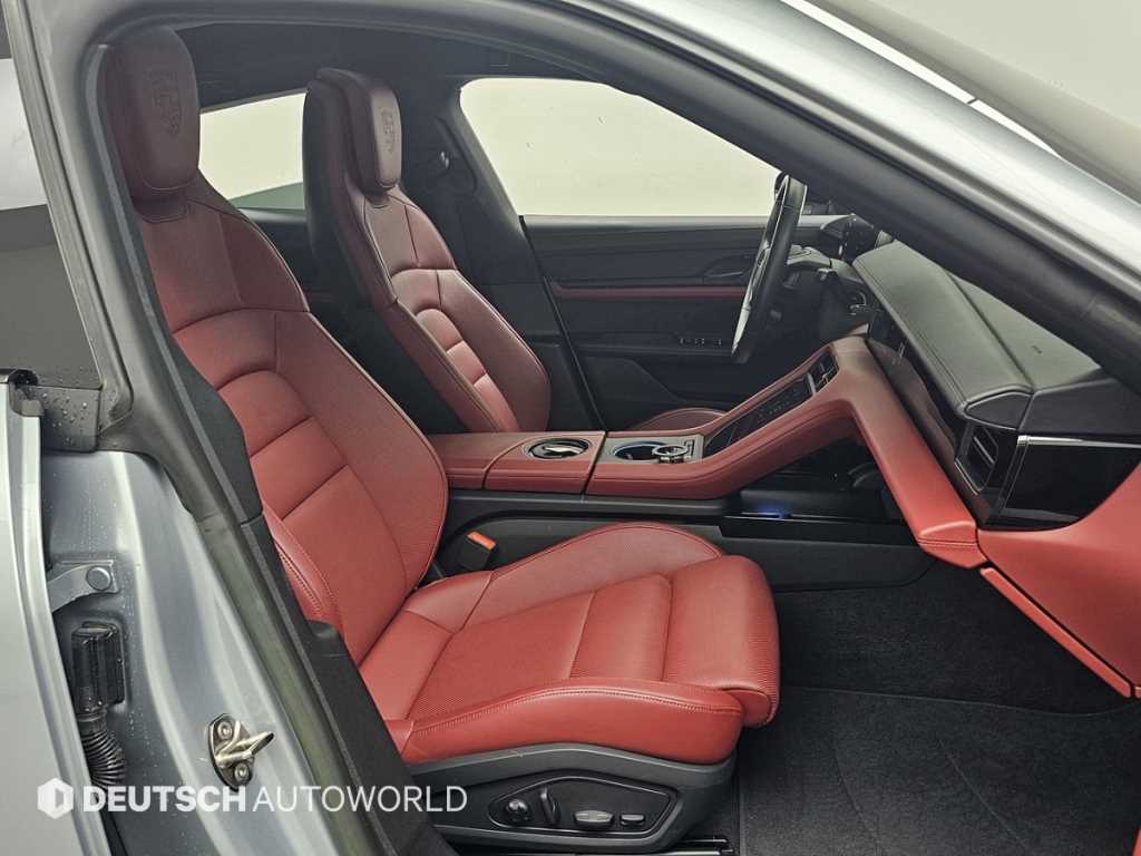 Porsche Taycan — photo 10