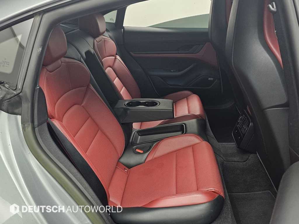 Porsche Taycan — photo 12
