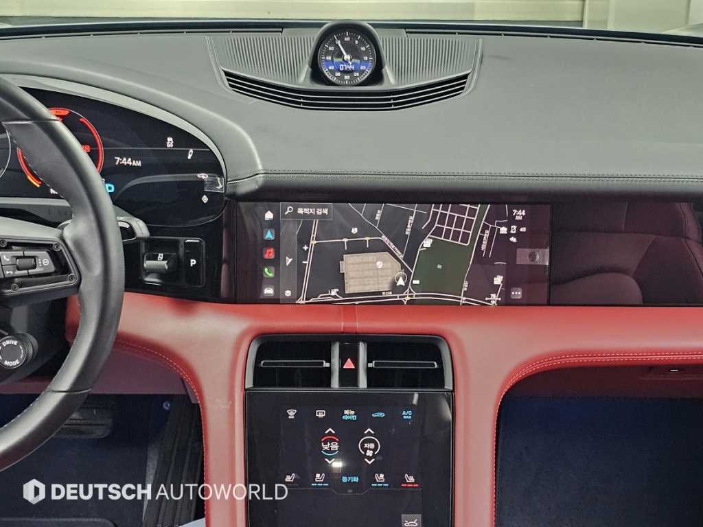 Porsche Taycan — photo 14