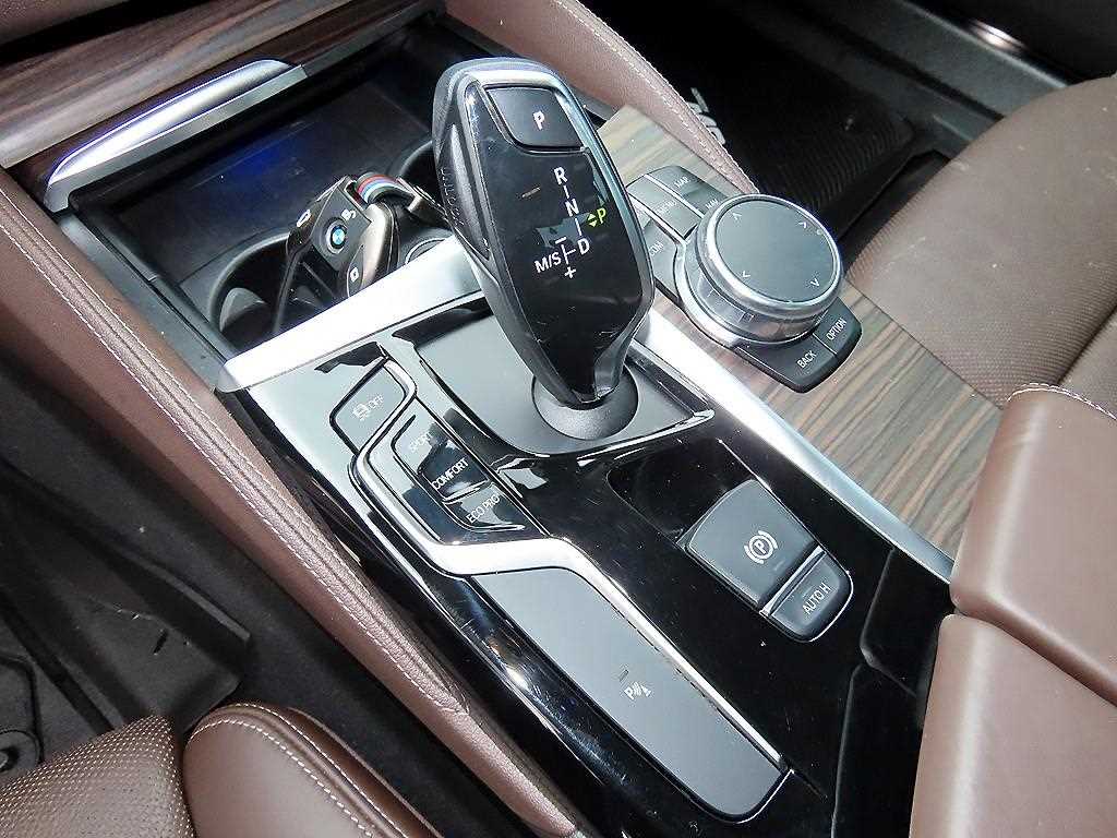 BMW 5-Series — photo 11