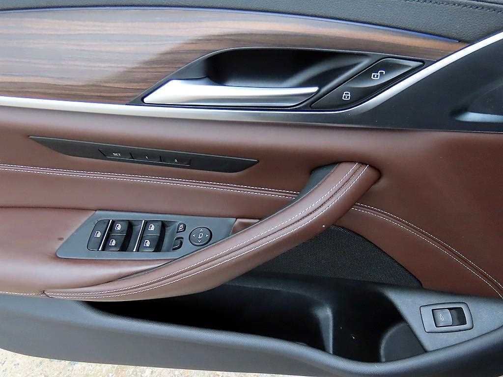 BMW 5-Series — photo 12