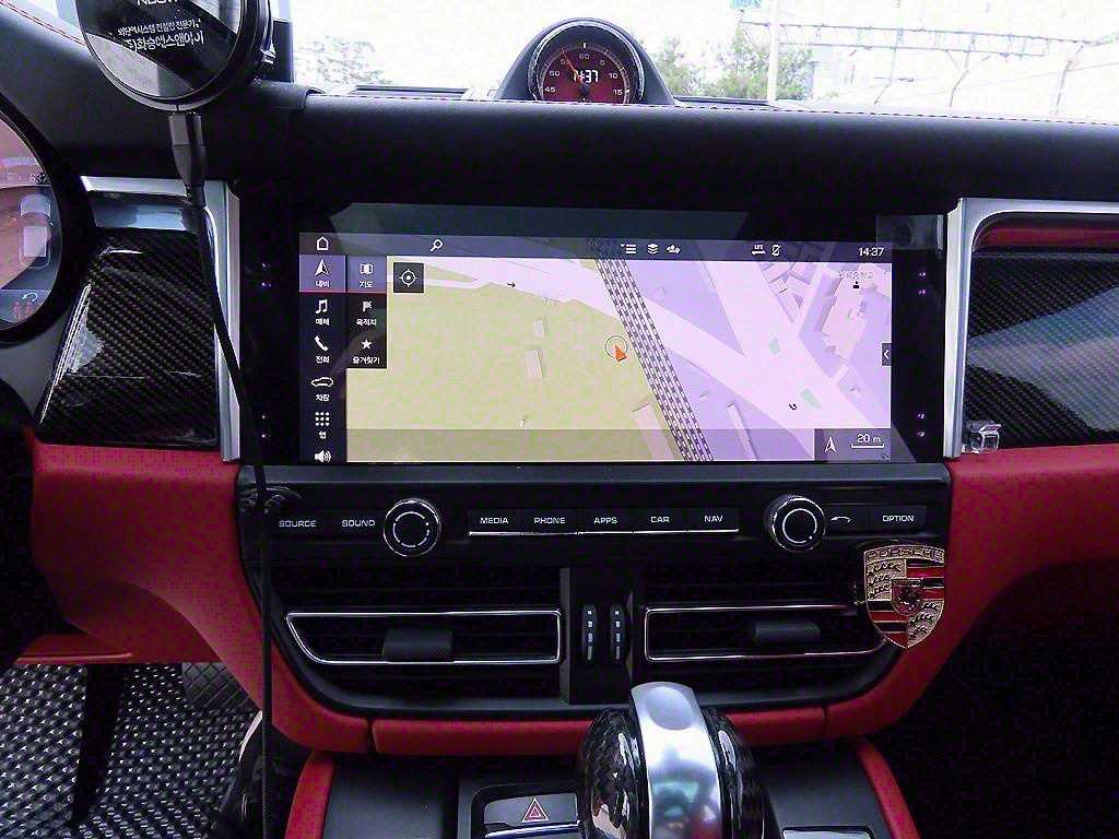 Porsche Macan — photo 12