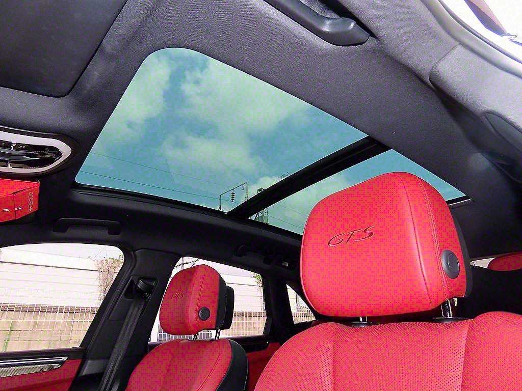 Porsche Macan — photo 16