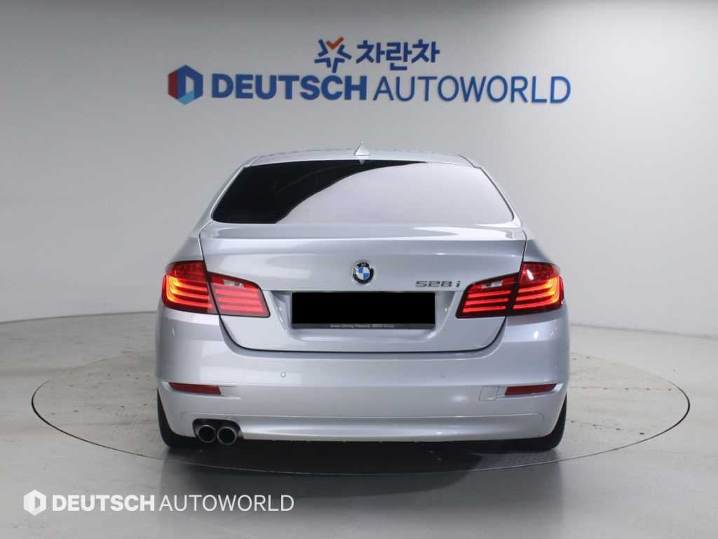 BMW 5-Series — photo 04
