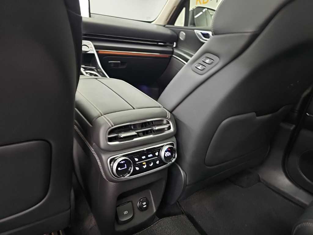 Genesis GV80 — photo 13